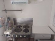 Den varme afdeling af mobilkøkkenet med komfur og rørmaskine